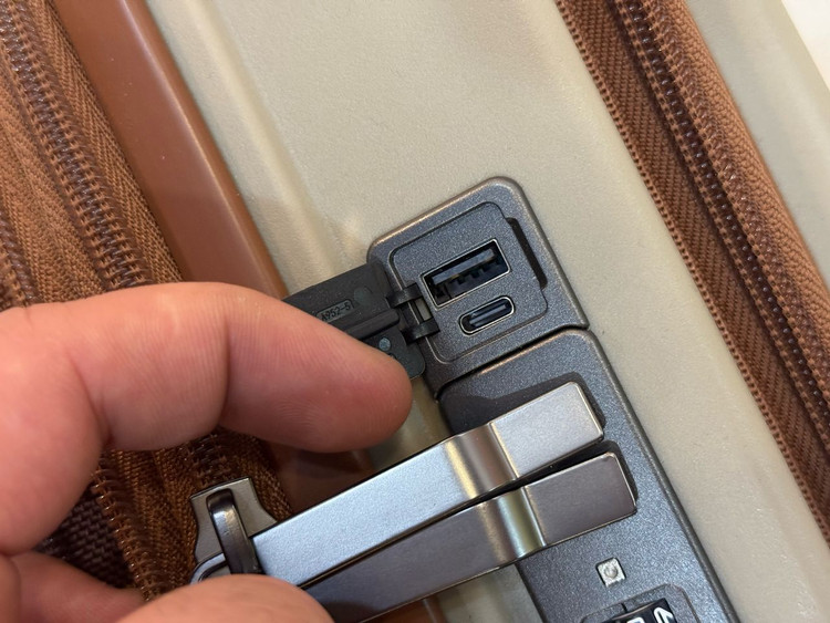 چمدان سایز کوچک جای لپتاب دارای پورت USB و تایپ C برند سومیت