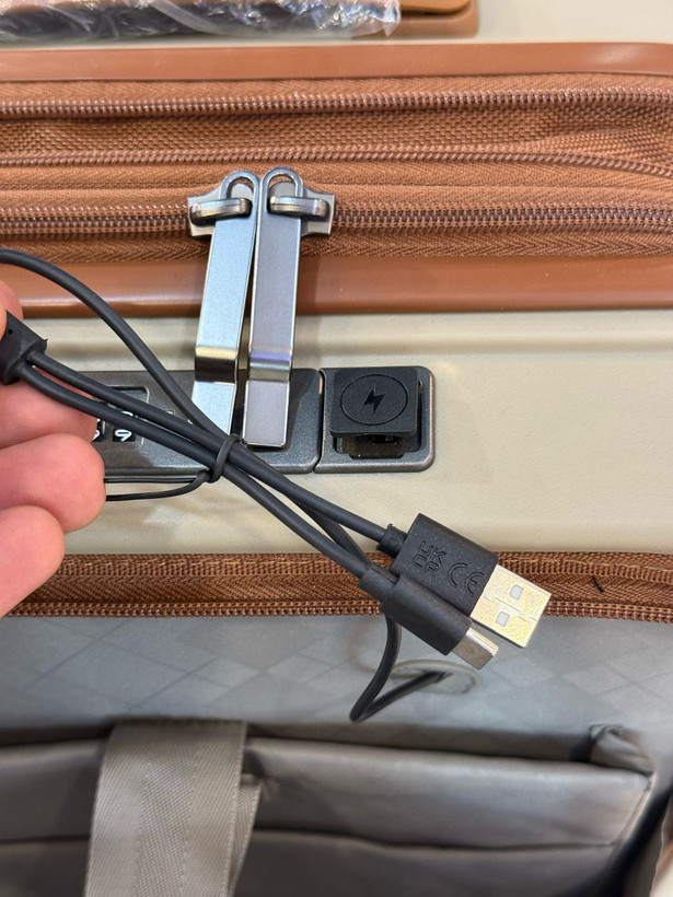 چمدان سایز کوچک جای لپتاب دارای پورت USB و تایپ C برند سومیت