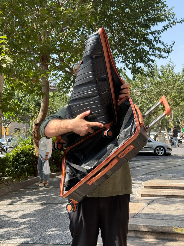 چمدان نشکن سایز متوسط تخفیف دار اقتصادی رنگ مشکی دور قهوه ای