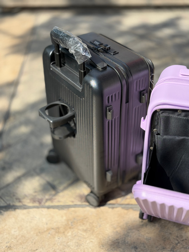 چمدان کابین سایز فول آپشن جای لپتاب دار . پورت شارژر دار . جای ماگ دار رنگ مشکی .چمدان خاص